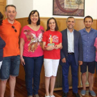 Mar Fernández, junto al alcalde, José Miguel Palazuelo, en el Ayuntamiento.