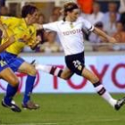«Mista» dispara a puerta ante dos jugadores del Villarreal en el partido de anoche