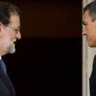 El presidente del Gobierno, Mariano Rajoy, y el secretario general del PSOE, Pedro Sánchez, en una reunión en noviembre del 2017.