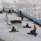 Cinco centros escolares inauguraron ayer la pista de esquí instalada en el río Bernesga