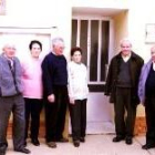 Algunos de los jubilados, en la puerta del antiguo local