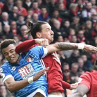Zlatan Ibrahimovic lanza el codo contra el defensa Tyrone Mings.