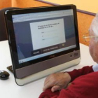 Un paciente utiliza el sistema informático del centro del alzhéimer como terapia.