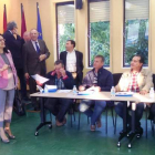 Teresa Mata charla con los agricultores antes del inicio de la jornada de formación.