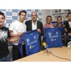 Merino, Ortiz, Chuchi y David posan con la elástica trepalense acompañados por Tejerina y De la Riva