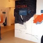 Un hombre contempla una de las piezas de la exposición que permanecerá abierta hasta el 19 de junio