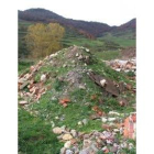 El montículo de tierra bajo la cual se encuentran los restos humanos