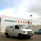 Los servicios funerarios salen de la empresa con los restos mortales del trabajador fallecido