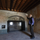En las fotos de arriba, escalinata, artesonado, el recuperado oratorio, y Francisco Espinosa en dos estancias. JESÚS F. SALVADORES