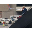 Imagen captada del expresidente Trump a su llegada al aeropuerto antes de la comparecencia ante el tribunal. ERIC LEE