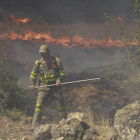 El miembro de una brigada trabaja en la extinción del fuego de Salce.