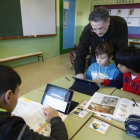 Un profesor da una clase en León a niños con tablets