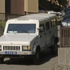 Una camioneta  transporta a Ratko Mladic hacia el avión que lo llevó a La Haya.