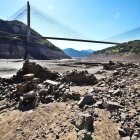 Imagen del pantano de Los Barrios de Luna que en 2017 se quedó prácticamente vacío. RAMIRO