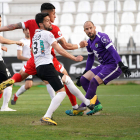 Momento en el que Hugo Rodríguez anota el gol del empate para la Cultural en El Plantío en el último minuto del añadido. CÉSAR MANSO