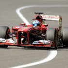 Alonso volvió a tener problemas con los neumáticos.