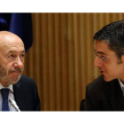 Eduardo Madina conversa con Rubalcaba, el pasado mayo, durante una reunión del grupo parlamentario socialista.