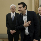 Alexis Tsipras se lleva la mano al corazón  tras jurar como nuevo primer ministro griego ante el presidente de la República, Károlos Papulias (d), en Atenas