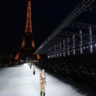 Desfile de Yves Saint Laurent, con la torre Eiffel de fondo.