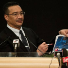 El ministro de Defensa malasio, Hishammuddin Hussein, muestra imágenes de los objetos captados por los satélites franceses, este miércoles en Kuala Lumpur.