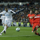 Benzema dispara a puerta con la oposición de Navas durante el partido contra la Real Sociedad.