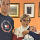 Marco, el primer bebé en Murias de Paredes, junto a sus padres y en brazos de Carmen Mallo, alcaldesa de Murias de Paredes. DL