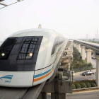 El tren de levitación magnética más rápido del mundo entra en la estación de Shanghai.