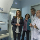 La presidenta de la Junta de Andalucía, Susana Díaz, durante una visita a un hospital.