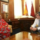 Francisco Fernández, en un momento de la reunión con la ministra saharaui