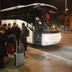 Los pasajeros afectados por el corte del transporte ferroviario a Asturias tuvieron que continuar su viaje en autobús hasta León