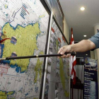 Abdul Rashid, comandante responsable del equipo indonesio de búsqueda, señala la zona de rastreo del avión, este lunes en Batau