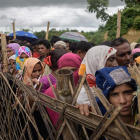 Refugiados rohingya esperando la ayuda médica en el campo de refugiados de Balukali, en Bangladés.