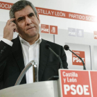 Un momento de la comparecencia ayer ante los medios del secretario autonómico del PSOE.