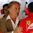 El presidente de Ferrari, Luca di Montezemolo, saluda a los mecánicos de su equipo durante la primera sesión de entrenamientos libres del Gran Premio de España de Fórmula 1.