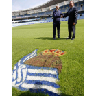 El presidente de la Real Sociedad, Jokin Aperribay, presenta al nuevo director de Fútbol, Roberto Olabe, a la izquierda. JUAN HERRERO