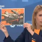 Silvia Saavedra (Ciudadanos) muestra una imagen de Lenin en el debate de Telemadrid. / TELEMADRID / TWITTER
