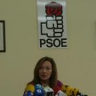 Charo Velasco compareció ayer por la mañana en rueda de prensa en la sede del PSOE en Ponferrada