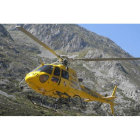 Un helicóptero del 112 llega a Maraña para participar en las labores de rescate del accidente en el que tres guardias civiles han fallecido hoy al caer su helicóptero cuando llevaban a cabo un rescate