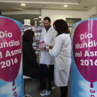 Rubén de la Peña, en la farmacia del Edificio Europa donde se desarrolla la campaña. JESÚS F. SALVADORES