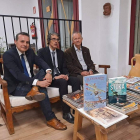 Carlos Fidalgo, a la izquierda, junto a Villegas y Juan San. DL