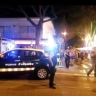 Los mossos en Platja d'Aro, el martes por la noche, en una imagen colgada en Twitter.