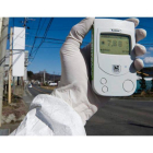 GRE02 LITATE (JAPÓN) 27/3/2011.- Imagen facilitada por Greenpeace que muestra a un funcionario revisando los niveles de radioactividad (7.66 micro Sievert por hor) en Litate, a 40 kms de la planta nuclear de Fukushima, Japón, hoy, domingo, 27 de marzo de 2011. El número de fallecidos por el terremoto y el maremoto posterior del día 11 en Japón aumentó hoy hasta los 10.668, mientras otras 16.574 se encuentran aún desaparecidas, según el último cómputo de la policía japonesa.
EFE/Christian Aslund. PROHIBIDA SU UTILIZACIÓN A PARTIR DEL 9 DE ABRIL DE 2011. PROHIBIDA SU VENTA. PROHIBIDO SU ARCHIVO. SOLO USO EDITORIAL. CRÉDITO OBLIGATORIO.