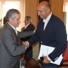 Emilio Gutiérrez y José Antonio Díez se saludan al finalizar un Pleno.
