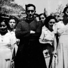 Una imagen del documental sobre el obispo Óscar Arnulfo Romero, con los más desprotegidos de El Salvador.