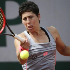 La tenista española, Carla Suárez, devuelve la bola a la rumana Monica Niculescu, durante la primera ronsa de Roland Garros