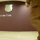 Imagen del escudo que preside la entrada a las oficinas del Barça