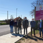 Los cargos públicos posan junto al cartel de las obras en Villavidel. DL