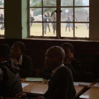 Alumnos siguen una clase sobre el apartheid en una escuela secundaria del pueblo de Worcester, a 120 kilómetros de El Cabo.
