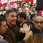 Pedro Sánchez saluda a los asistentes en la clausura de la Conferencia Municipal del PSOE, ayer en Valencia. KAI FORSTERLING