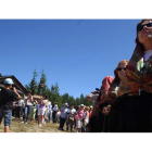 Momento en el que los romeros sacaban ayer en procesión la imagen de Santiago en la ermita de la Cruz de Ferro.